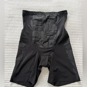 Maidenform Black Floral Jacquard Shaping Shorts